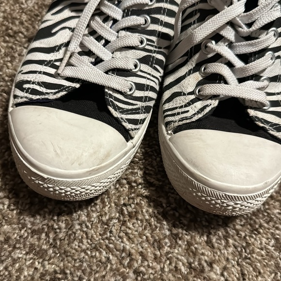 Adorable zebra-print Miley Cyrus & Max Azria converse-style sneakers (8) - Picture 10 of 11